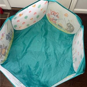 Colorful woodland foldable ball pit